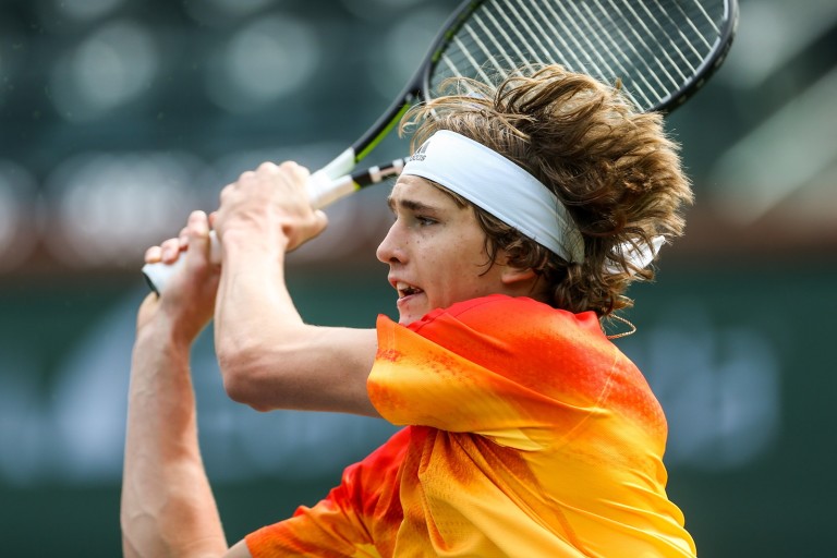 hitting the ball in tennis